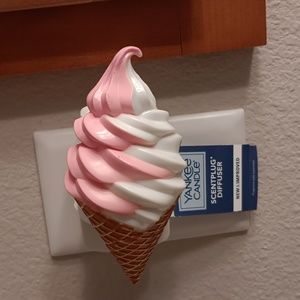 Yankee Candle Diffuser Pink and White Ice Cream Cone NWT